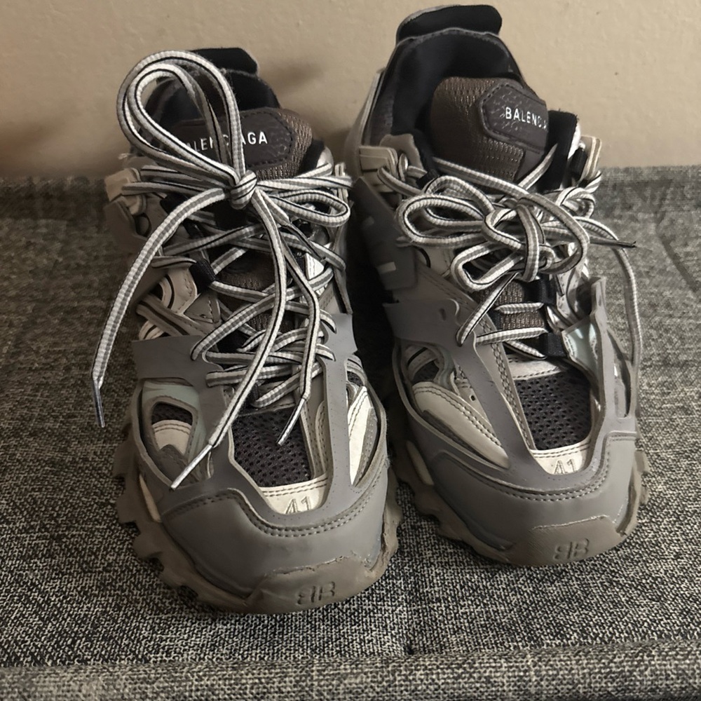 Balenciaga tracks “gray”